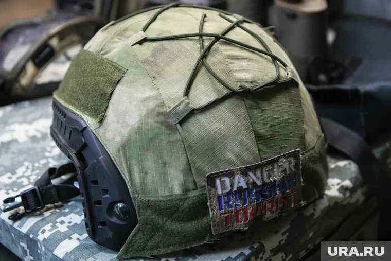 Пермяк оборудовал корпус шлемов аксессуарами и выставил на продажу