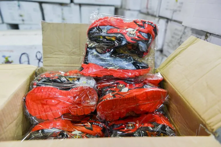 Уральские таможенники передали 33 тысячи пар обуви  в социальные учреждения. Челябинск