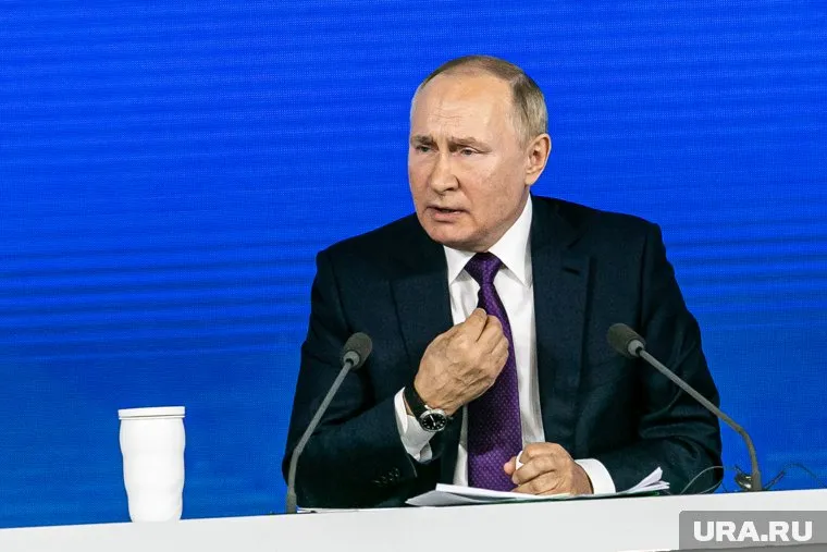 Дефицита товаров в РФ из-за санкций Запада не случилось, заявил Владимир Путин