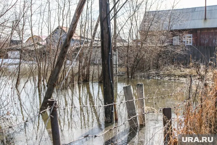 Вода затопила участки и дома