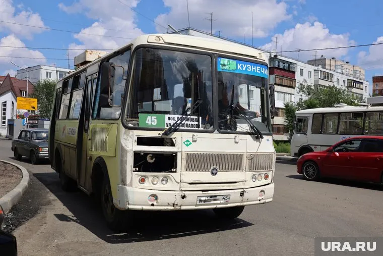 Один из автобусов 45 маршрута почти со всех сторон расписан рекламой