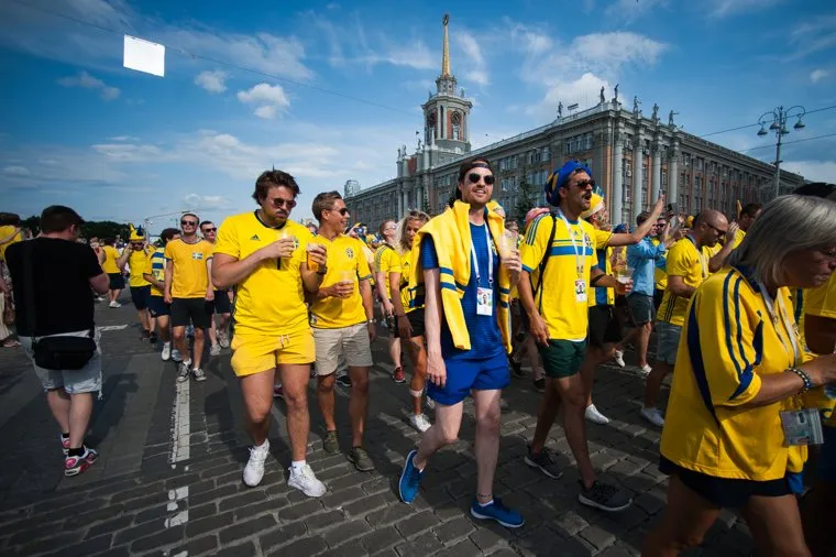 ЧМ-2018. Шествие болельщиков сборной Швеции по футболу. Екатеринбург, чм-2018, fifa world cup, болельщики из швеции