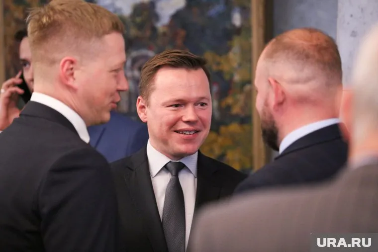 Иван Зонтиков (в центре) уже работал в правительстве Курганскую область на посту зама губернатора