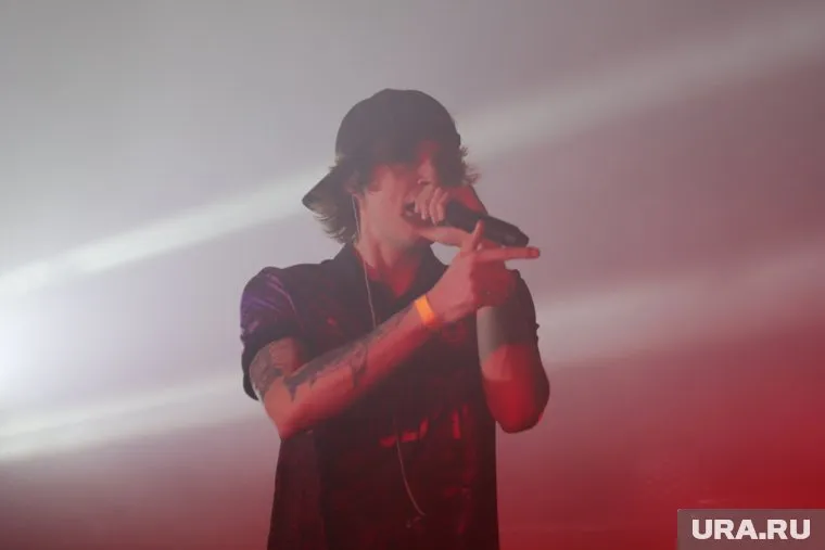 Репер разбил телефон