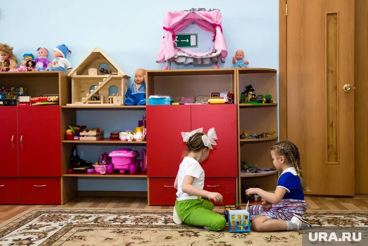 Мужчина пришел в детский сад за дочкой