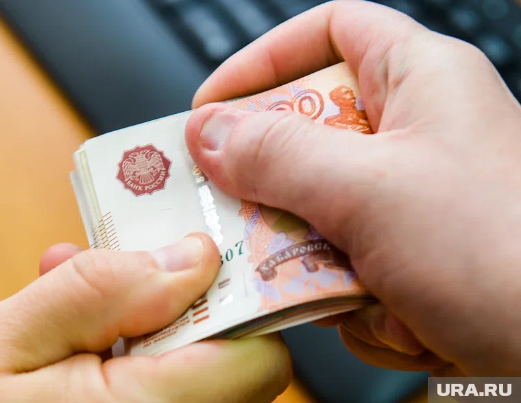 В общей сложности замначальника управления по административно-хозяйственной работе получил миллион рублей