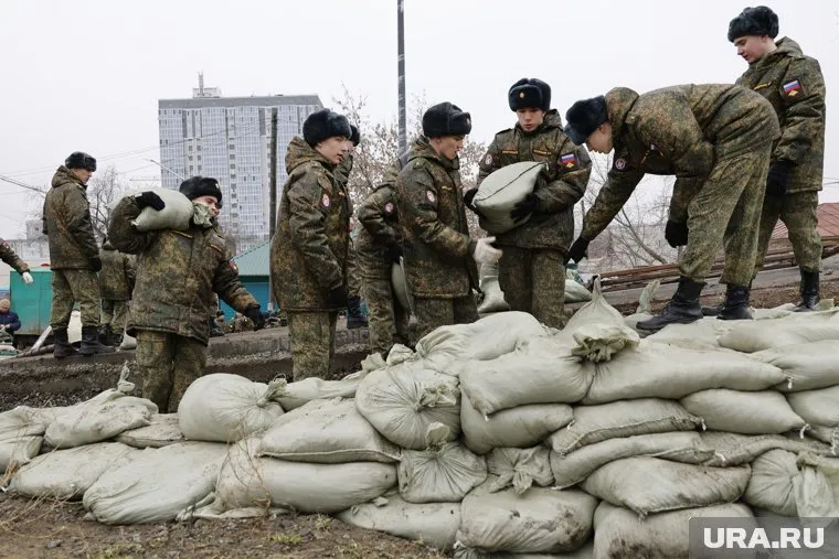 Студентов военной кафедры КГУ привлекли для укрепления дамбы возле Кировского моста