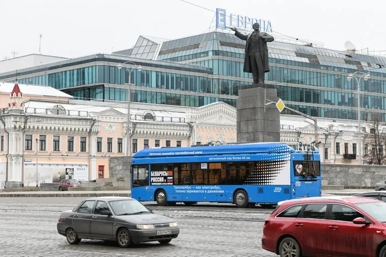 Алексей Орлов объезжает объекты благоустройства на электробусе. Екатеринбург