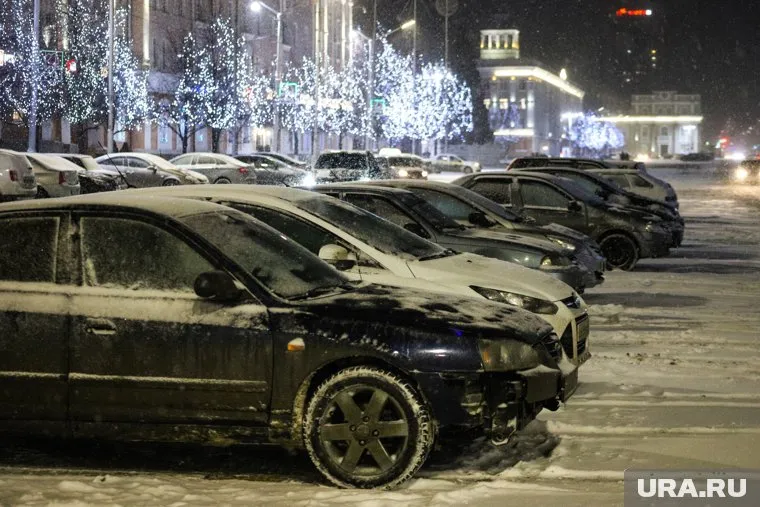 Жители тюменской новостройки не могут прогнать с парковки жилого дома ночных гонщиков