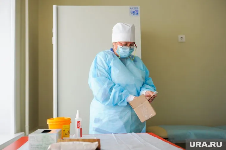 Первыми от инфекции защитят борющихся с ней врачей