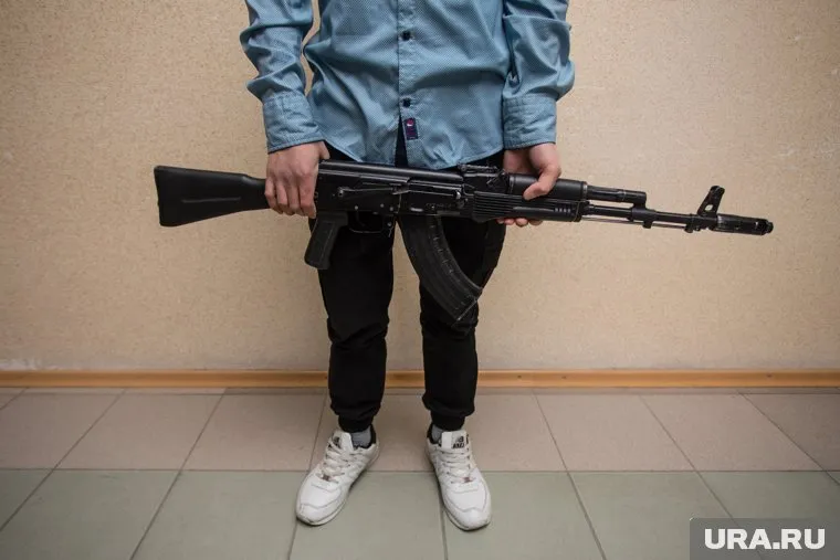 У задержанного изъяли оружие и средства связи