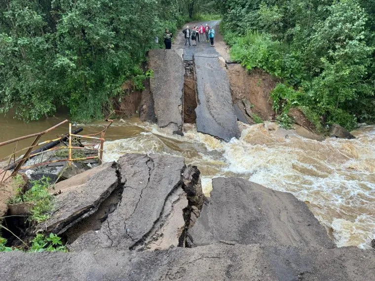 Gроизошло подтопление и разрушение моста через реку Песочная