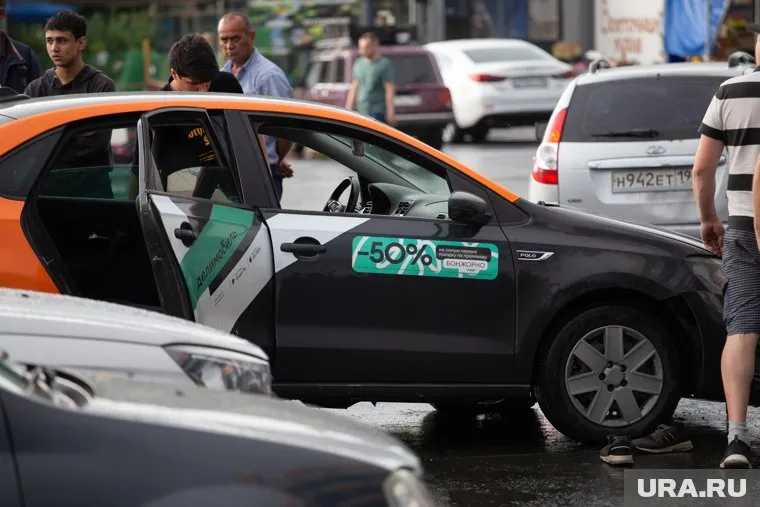 Компания ехала на Делимобиле на красный сигнал светофора