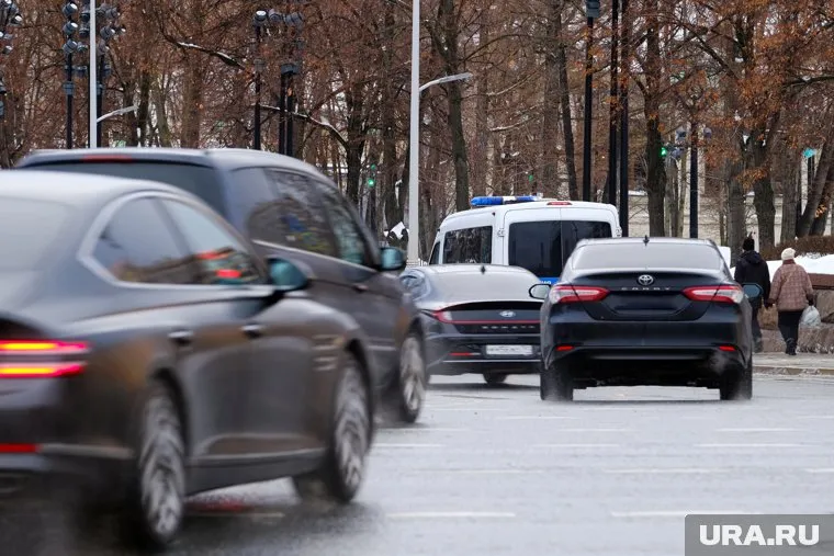 В Роскачестве напомнили, что пересекать двойную сплошную можно только в одном случае