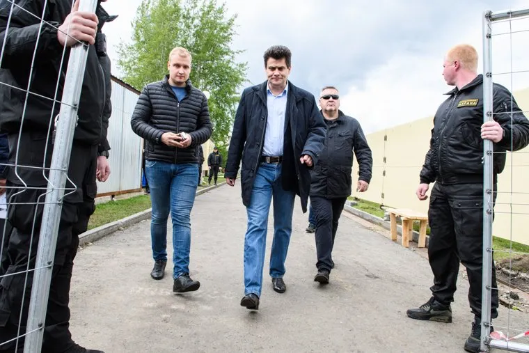 Шестой день протестов против строительства храма Св. Екатерины в сквере около драмтеатра - Александр Высокинский в сквере на Октябрьской площади. Екатеринбург