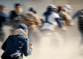 В Сербии протестующие подожгли палатку сторонников Вучича и ранили сотрудника полиции