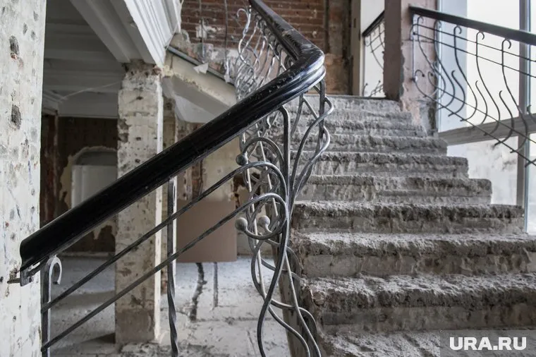 По словам отца, девочка держалась за перила, которые не были закреплены