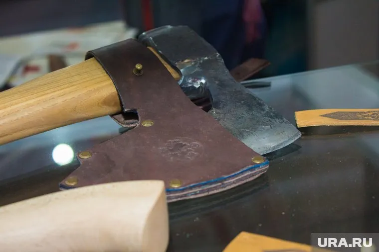 Мужчина схватился за топор, защищая дочь