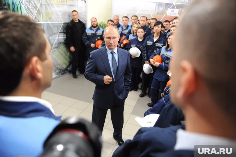 Владимир Путин начал визит на ММК со встречи с рабочими