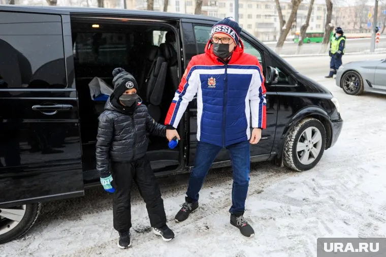 Алексей Текслер с сыном и женой приняли участие во флешмобе акции «Снеговики-добряки» (архивное фото)