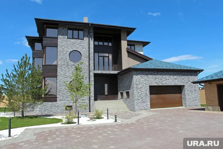 Дом со встроенным гаражом продают в 18 км от Екатеринбурга