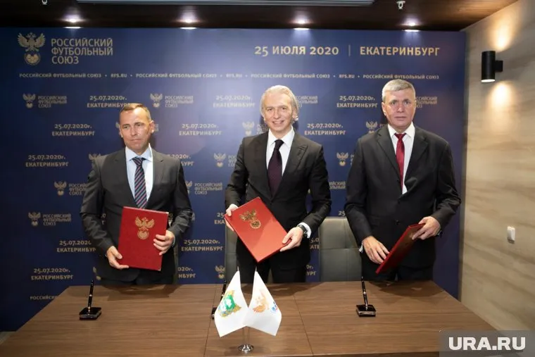 На подписании соглашения с РФС помимо руководителя Александра Дюкова (посередине) и губернатора Курганской области Вадима Шумкова (слева) присутствовал Евгений Рассказов (справа)