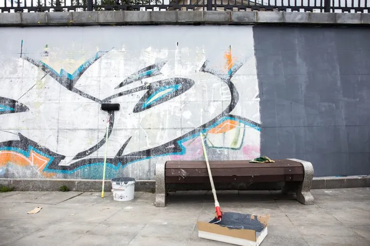 Набережную реки Исеть перекрашивают в серый цвет. Екатеринбург