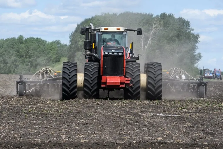 Посевные работы в агрохозяйстве «Каменское». Свердловская область, поселок Лебяжье