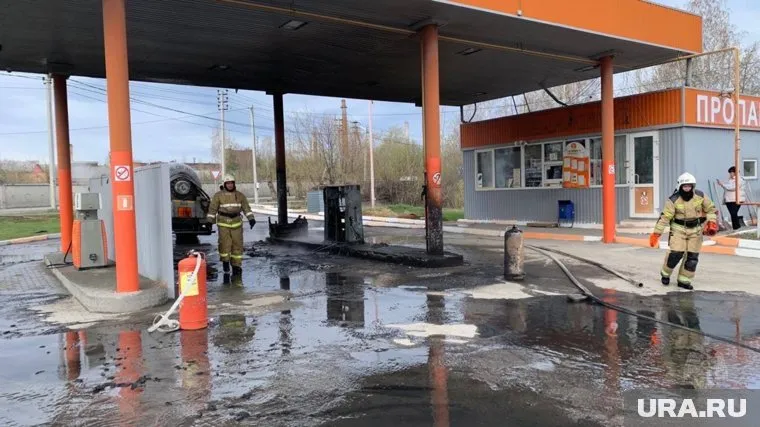 Пожар тушили 12 спасателей