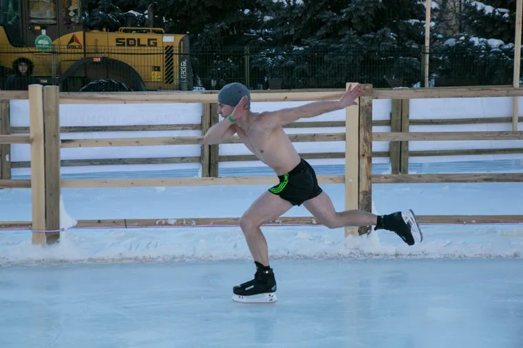 Моржи обливаются водой на главном катке. Тюмень