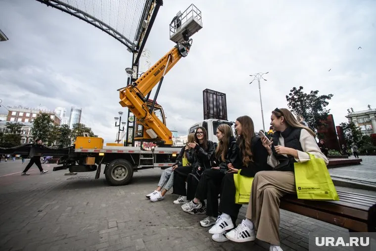 Молодежь толпами отдыхает в центре города