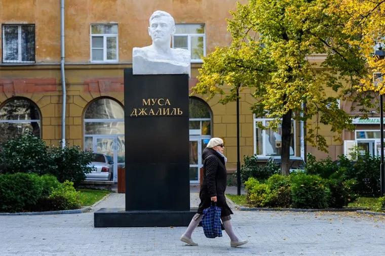 Памятник татарскому поэту Мусе Джалилю. Челябинск