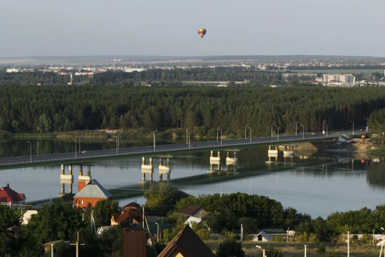 Ситуация на Белгородском водохранилище стабильна, но угроза обстрелов сохраняется, сообщил Гладков