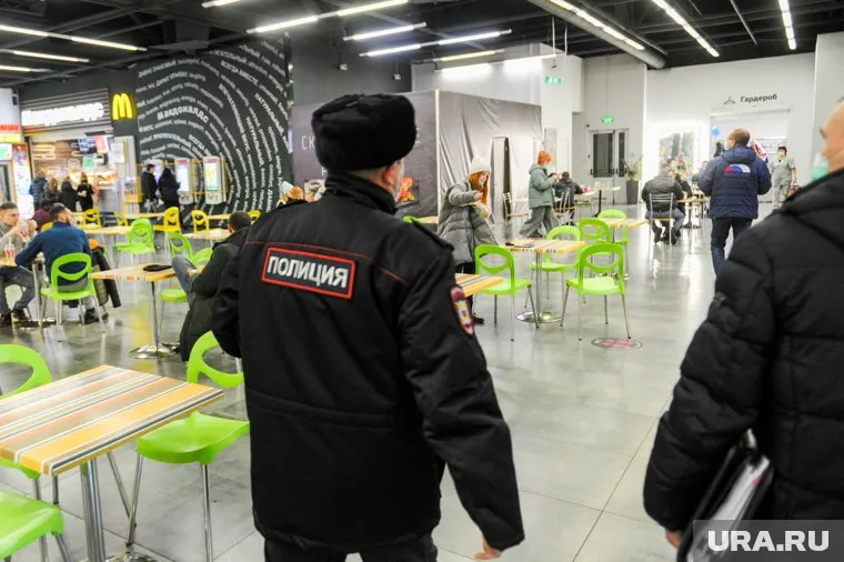 Сотрудники полиции проводят рейды по выявлению проходного и масочного режимов в ТРК города