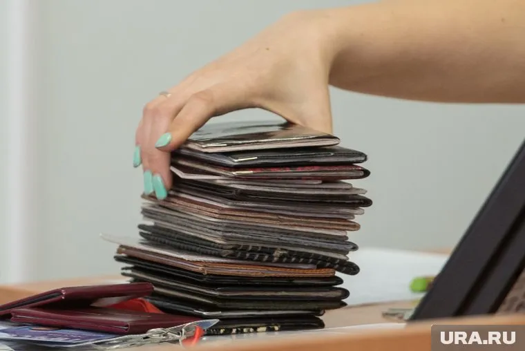 Большинство россиян не готовы расстаться с бумажными паспортами