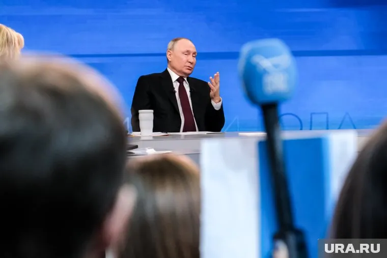 Некоторые вопросы Владимиру Путину попали на экраны, которые стояли в зале