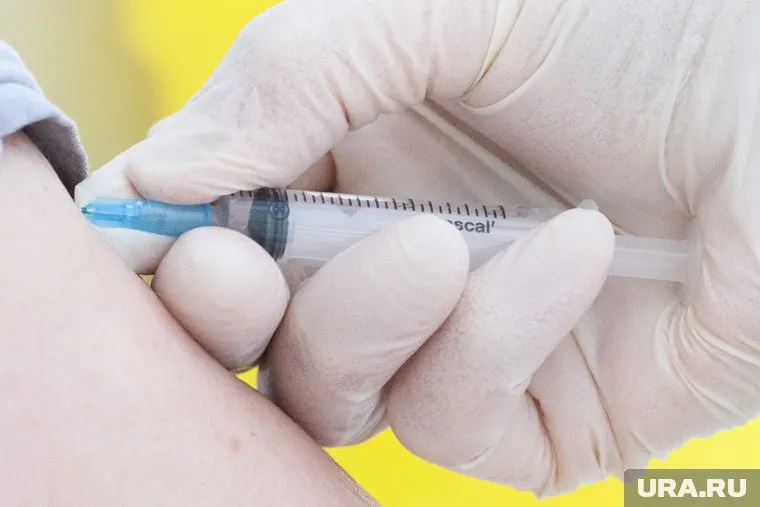 После прививки от коронавируса и перенесенного заболевания вырабатываются разные антитела