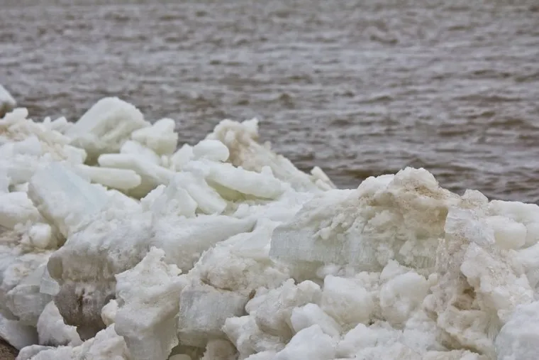 Лед на набережной. Нижневартовск