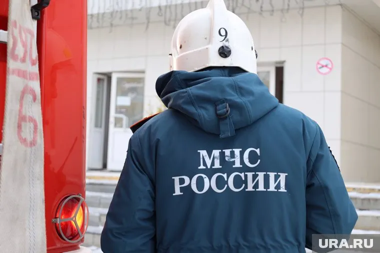 Ранее мужчина в форме сотрудника МЧС устроил дебош в лифте многоэтажки