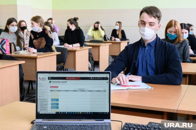 Вузам рекомендовали переводить на дистанционную учебу непривитых студентов