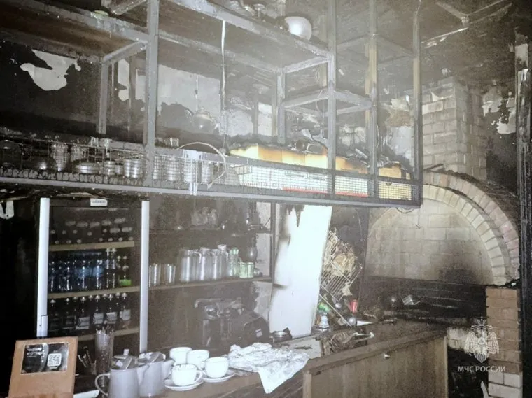 Здание общепита загорелось по неизвестной причине 