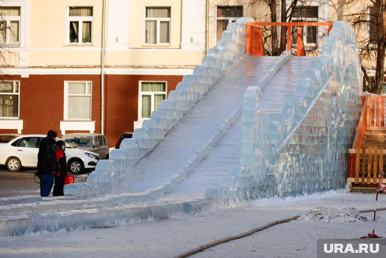 В Кургане дети не могут покататься с горок на Центральной площади из-за огромных очередей