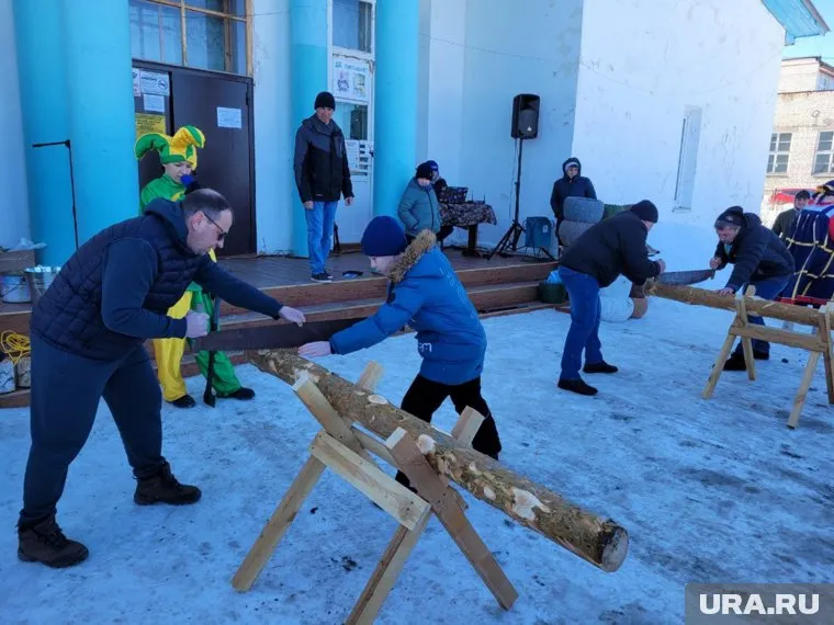 Дети и взрослые в ходе мероприятия поучаствовали в русских уличных забавах