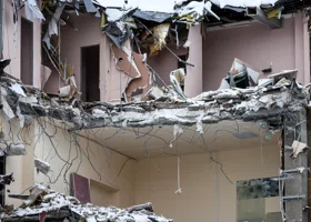 Жилой дом обрушился под Стамбулом, под завалами остаются люди: что известно к этому часу