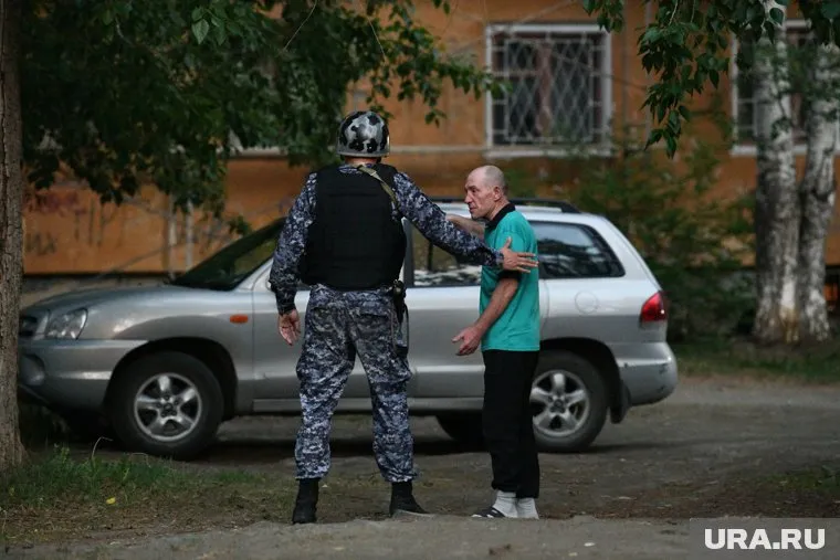 Сотрудники проникли в квартиру стрелявшего по прохожим мужчины