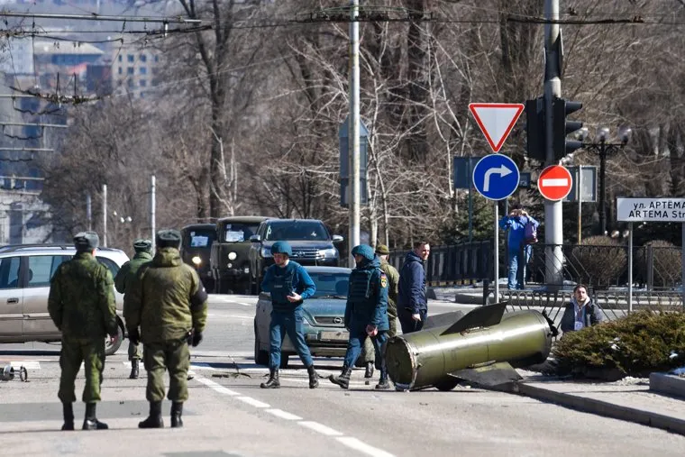 Последствия обстрела центра Донецка ракетой Точка-У/ выпущенной ВС Украины. Донецк, ДНР