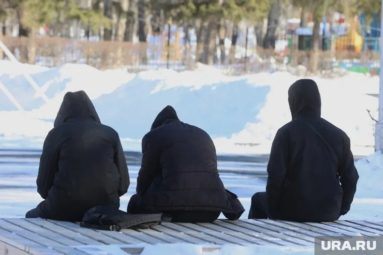 Школьники пинали своего сверстника, оставшегося без верхней одежды