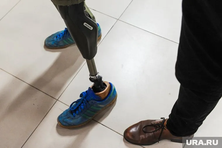 Боец начал учиться ходить при помощи протеза