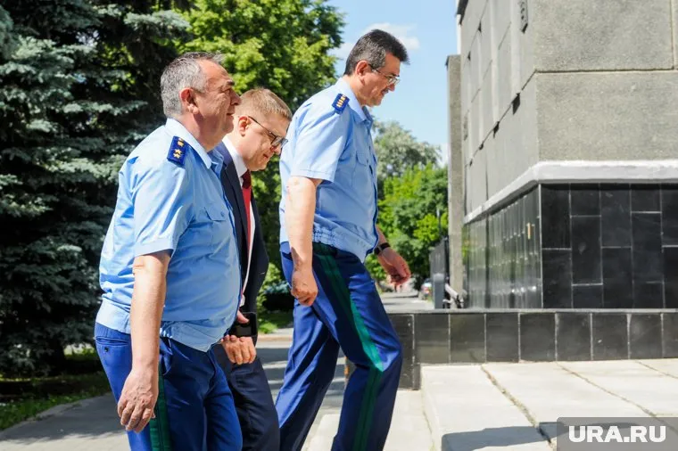 Карен Габриелян (слева) приехал в прокуратуру