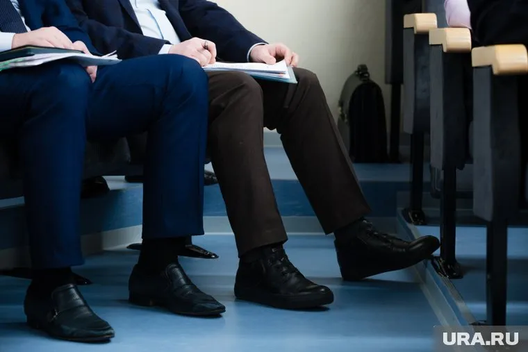 Рядовые сотрудники правительственных департаментов теряют большие деньги